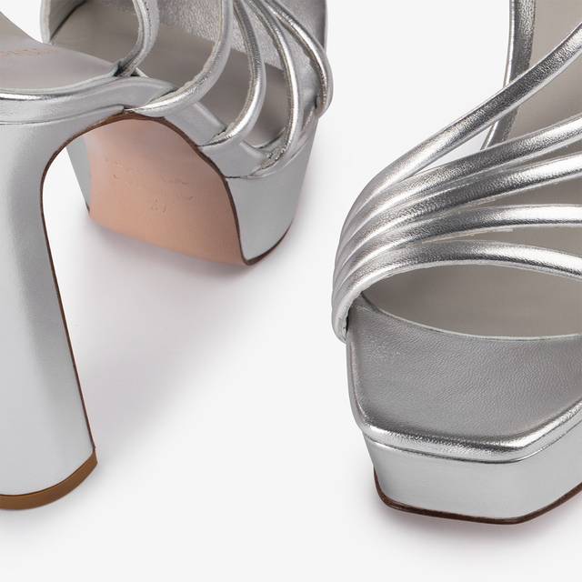 Le Silla Sandalo con plateau pelle laminata argento Shopping Online