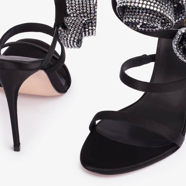 Le Silla Sandalo raso nero con rose in Cristalli argento Prezzo Ridotto