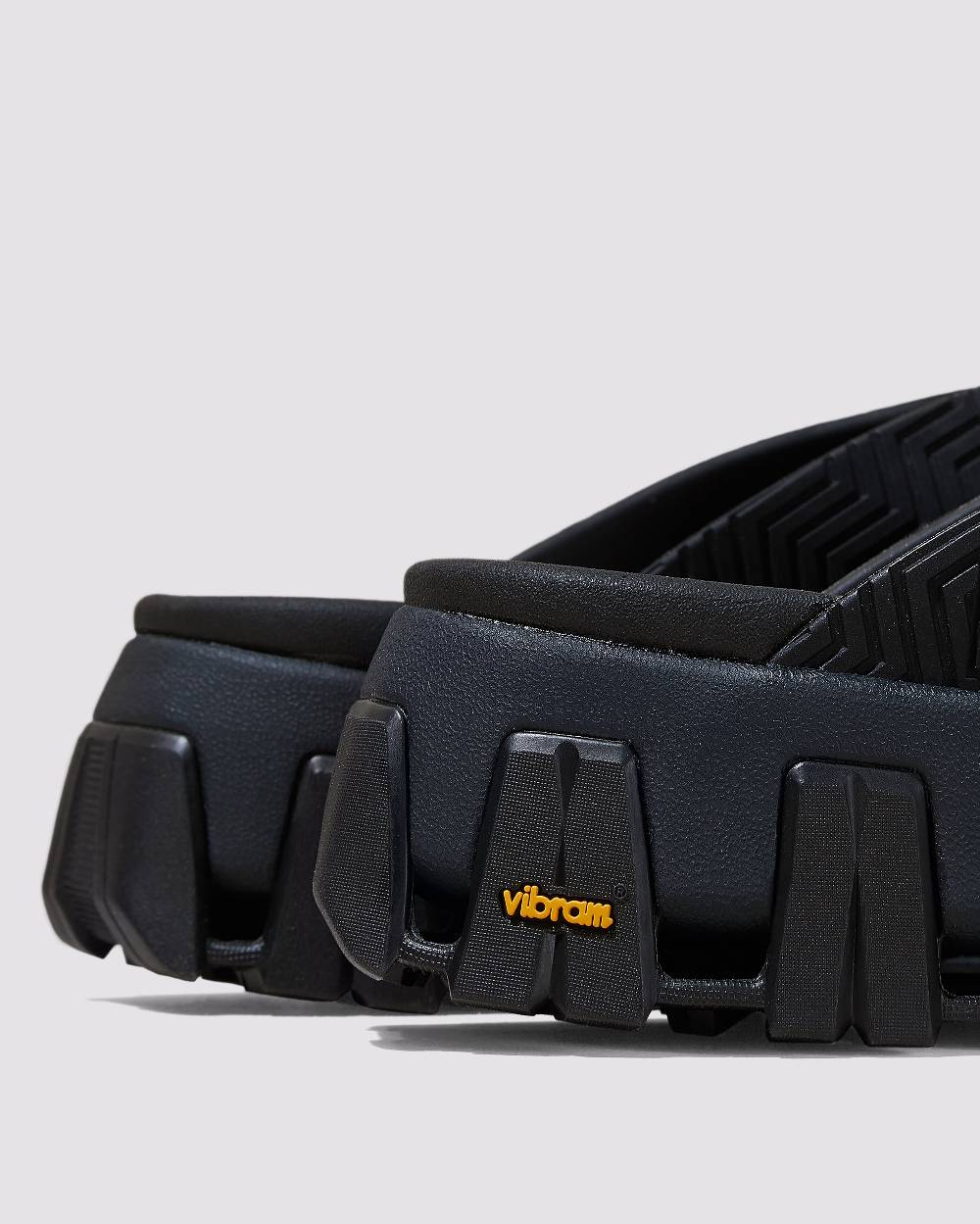 P448 Bondi Tux/Black Economico