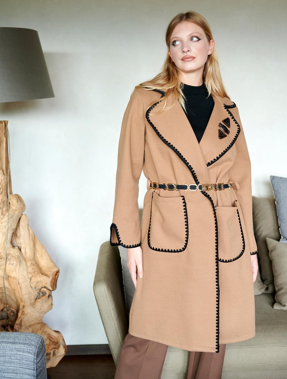 Save The Queen Cappotto color cammello con bordi ricamati Prezzo Ridotto