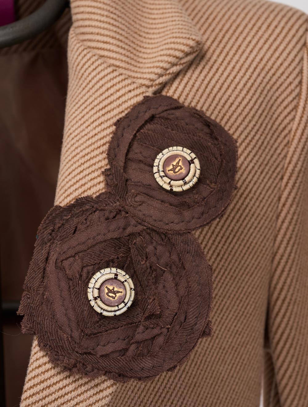 Save The Queen Cappotto corto beige con applicazioni Sottocosto