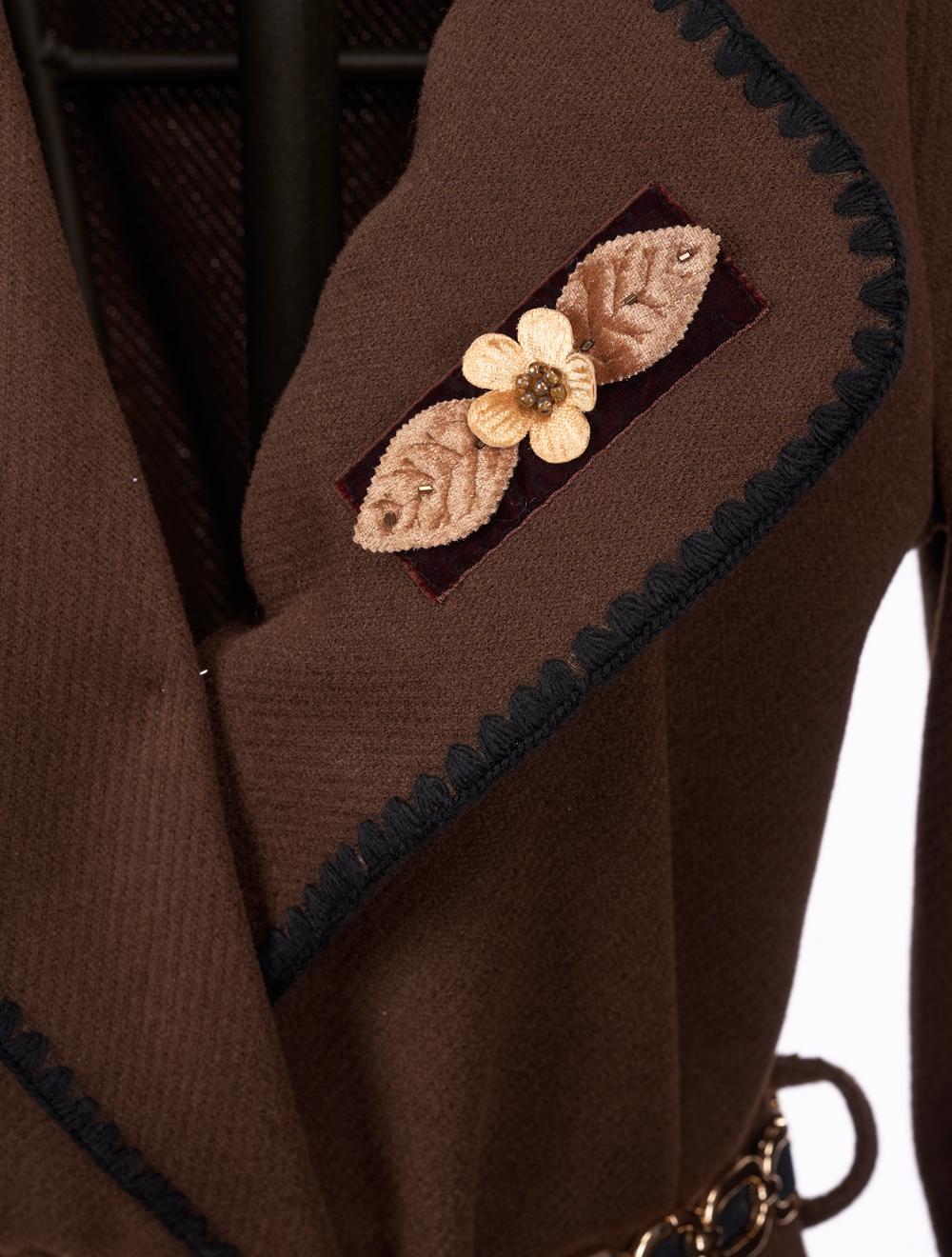 Save The Queen Cappotto marrone con bordi ricamati Offerta