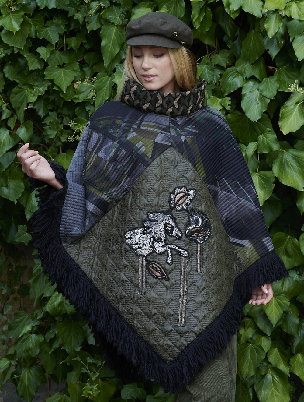 Save The Queen Poncho in seta e finta pelle con ricami In Vendita