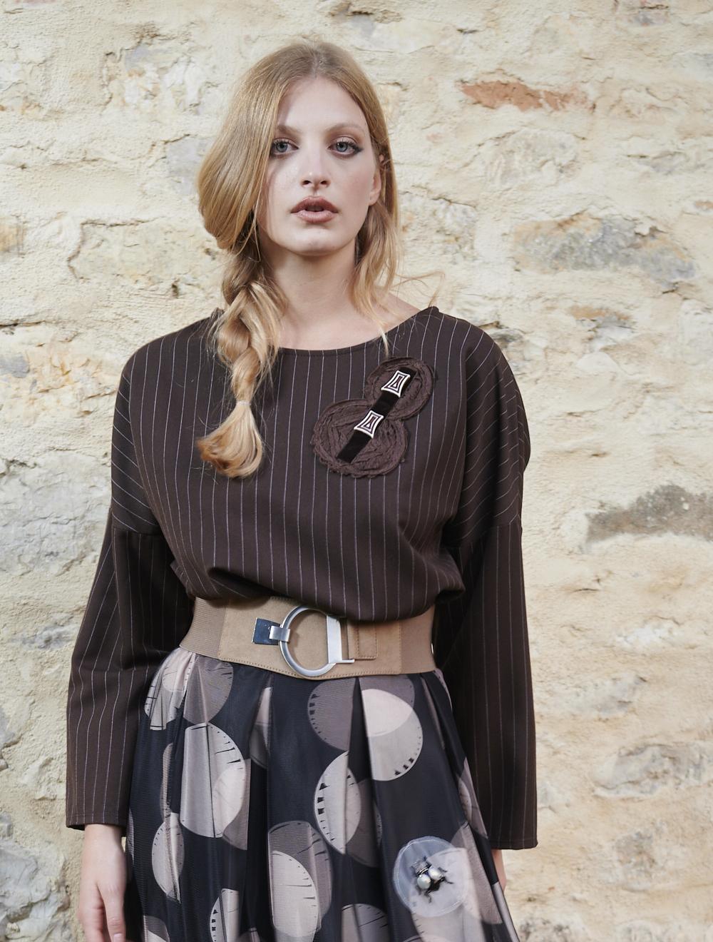 Save The Queen Blusa marrone in tessuto gessato con applicazione 2025