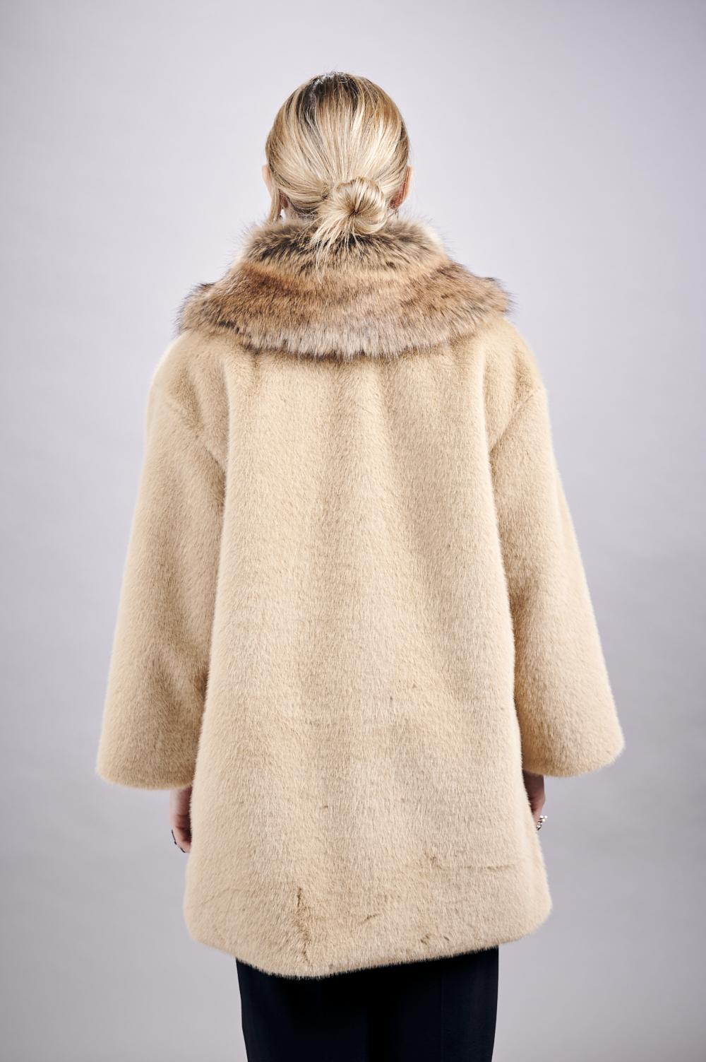 Save The Queen Cappottino in ecopelliccia beige In Saldo