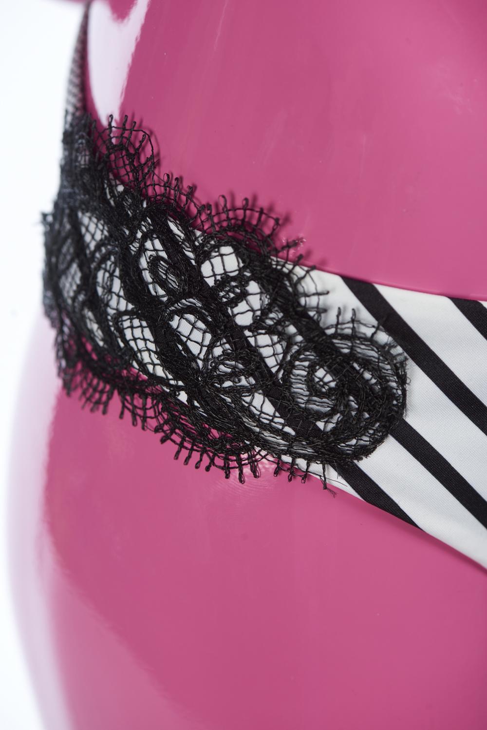 Save The Queen Bikini a triangolo bianco e nero con dettaglio in pizzo Pezzi Unici
