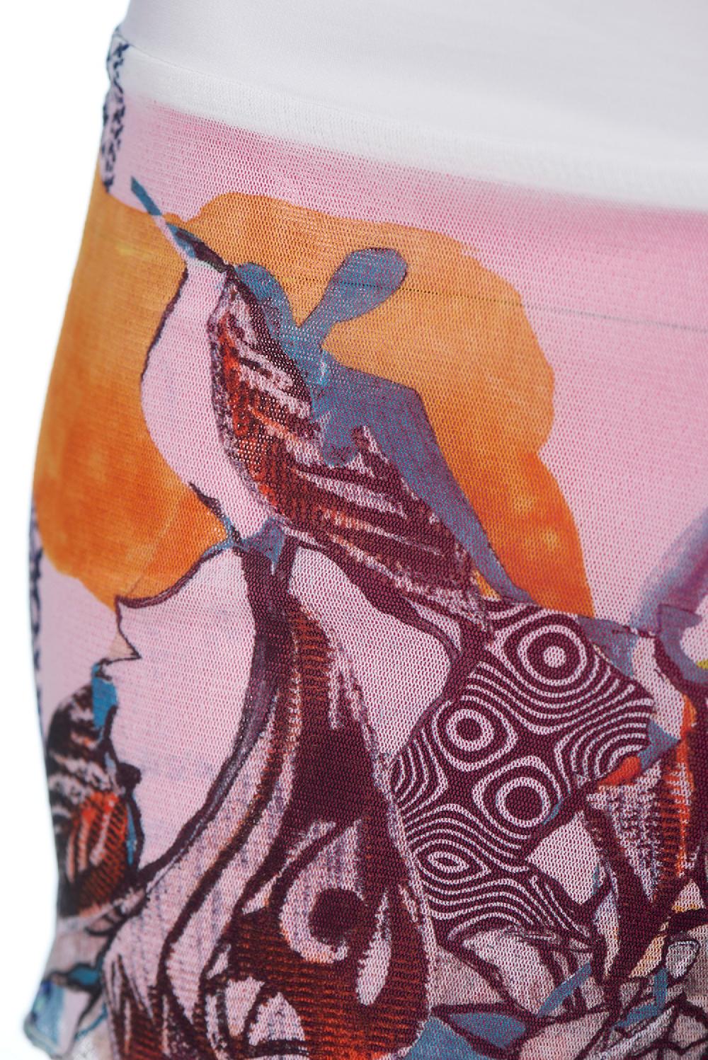 Save The Queen Shorts copricostume con stampa dedicata all’arte contemporanea africana Moda